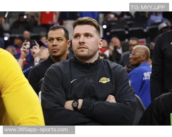 雷迪克透露东契奇全力参与训练里夫斯因脚踝不适仅部分参与